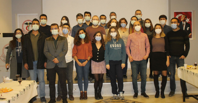 İzmir Tabip Odası Asistan ve Genç Uzman Hekimler Komisyonu yeni yıla merhaba demek için buluştu.